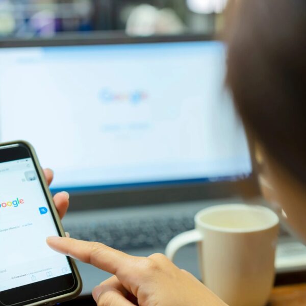 Wie alt ist Google Die 25 Jahre alte Erfolgsgeschichte der Suchmaschine