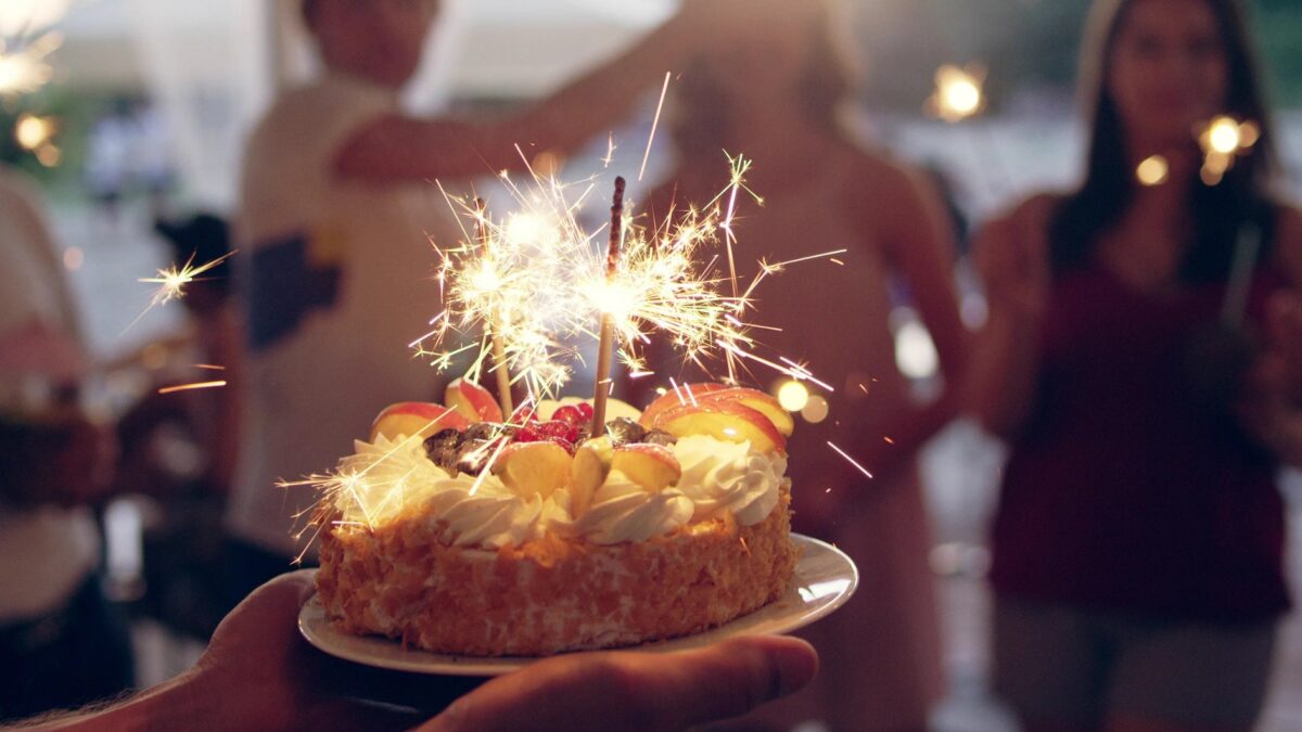 Nachträglich Alles Gute zum Geburtstag per WhatsApp Die besten Sprüche und Tipps 